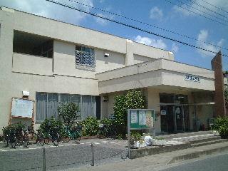 白いコンクリート建ての武里東公民館の外観の写真（「武里東公民館」のページへリンク）